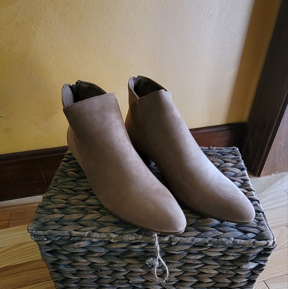 Seven7 Footwear Faux Suede Ankle Booties Taupe Sz 10M NWT